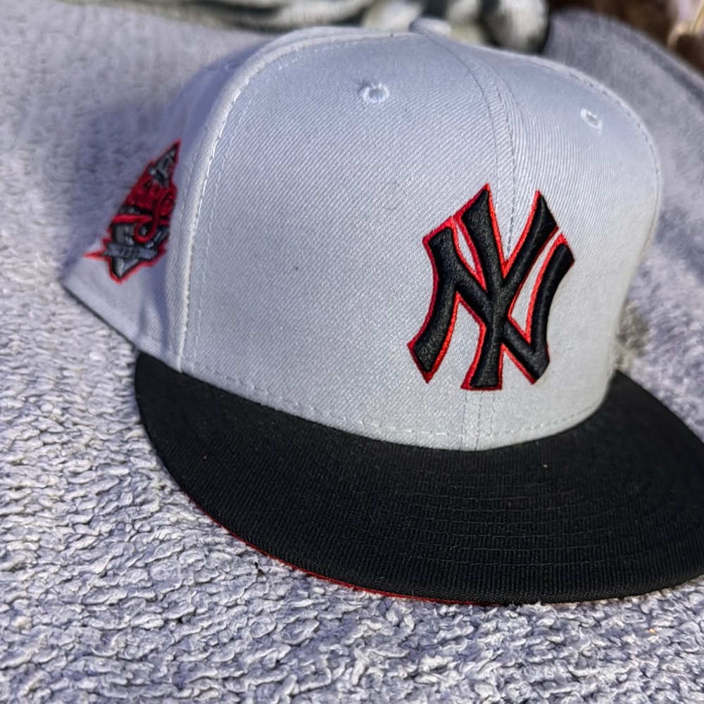 New York Yankees Gray and Black and Red Cap 7  1/4